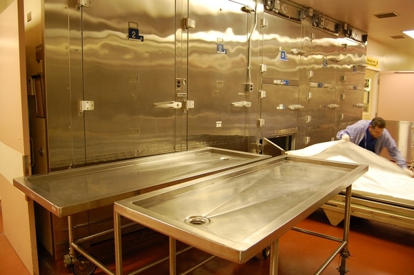 Un empleado de la morgue trabajando en una sala (Flickr)