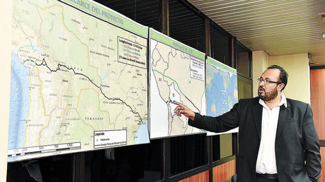 El ministro Milton Claros muestra la ruta de la ferrovía.