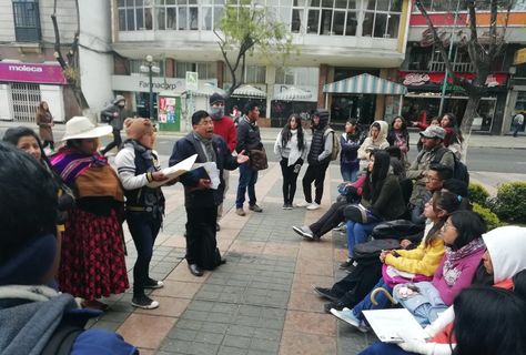 Un docente de la UPEA dicta clases en el Prado de La Paz como medida de protesta.