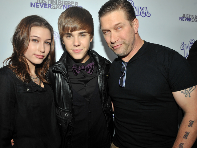 Hailey Baldwin, Justin Bieber y Stephen Baldwin en el estreno de