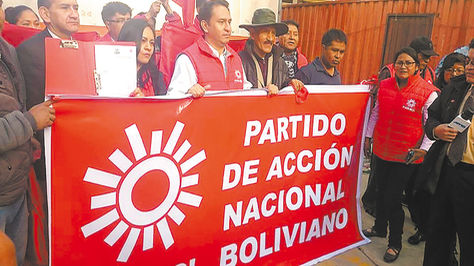 Militantes del Partido de Acción Nacional Boliviano presentan su personería jurídica