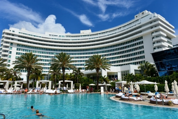 En su personaje del sultán bin Khalid Al-Saud, el estafador ofreció comprar el Hotel Fontainebleau Hilton, de Miami Beach, y llegó a codearse con su dueño.