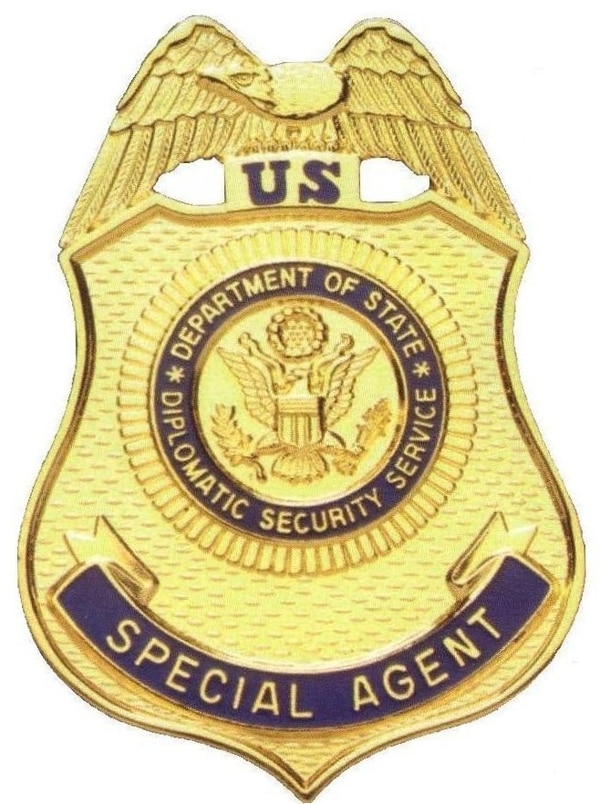 Al registrar su apartamento, los investigadores federales hallaron una placa fraudulenta de agente especial del Servicio de Seguridad Diplomática de EEUU, DSS por sus siglas en inglés