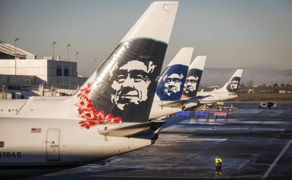 Varios aviones de la Alaska Airlines se preparan para despegar en el aeropuerto internacional de Portland, en Oregón.