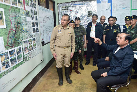 El primer ministro tailandés, Prayut Chan-o-cha (d), observa un mapa de la cueva de Tham Luang a fin de seguir la investigación de cerca. Foto: EFE