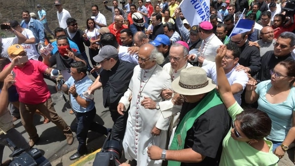 Así llegaba el clero a la basílica ubicada en la ciudad de Diriamba, entre golpes e insultos (La Prensa Nicaragua)