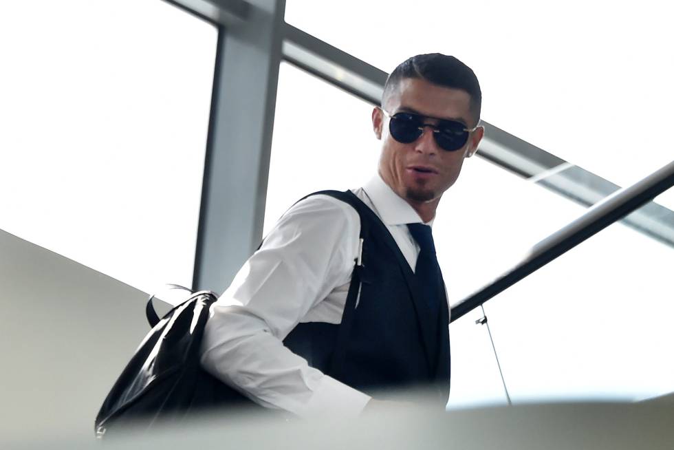 Cristiano Ronaldo, en el aeropuerto de Moscú, de vuelta a Portugal con su selección. rn 