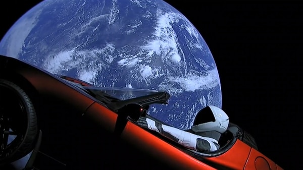 El Tesla Roadster con la Tierra de fondo