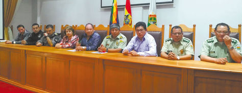 El ministro Romero (centro) junto a representantes de la Policía de Brasil y Bolivia, ayer.