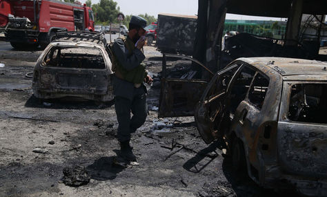 Un agente de seguridad inspecciona el lugar donde se ha producido el atentado en Jalalabad. Foto: EFE