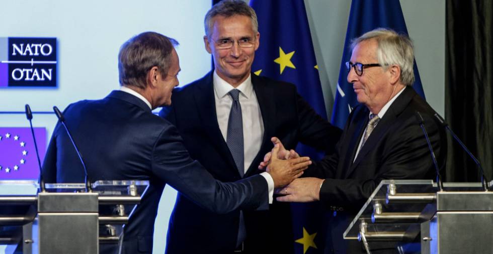De izquierda a derecha, Donald Tusk, Jens Stoltenberg y Jean-Claude Juncker, tras la firma de la declaración conjunta.