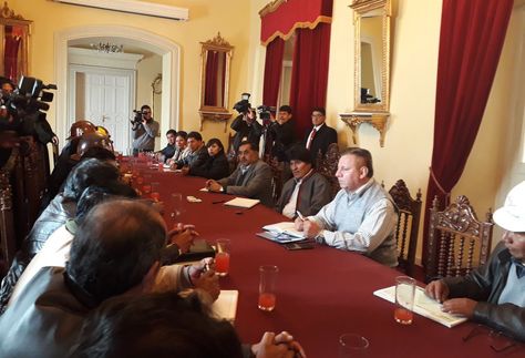 La reunión del presidente Evo Morales con el Comité Ejecutivo de la COB liderado por Juan Carlos Hurachi. 