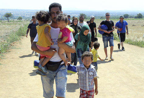 Inmigrantes cruzan fronteras juntoa a sus hijos. Foto: Archivo EFE