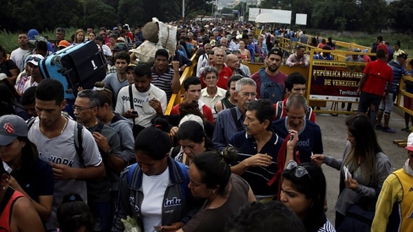 Al menos 16.000 personas fueron desplazadas en Colombia por combates entre dos guerrillas (Reuters)