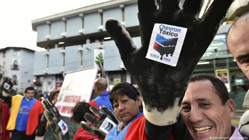 "Las manos sucias de Chevron". Manifestación en Quito el 21 de mayo de 2014.