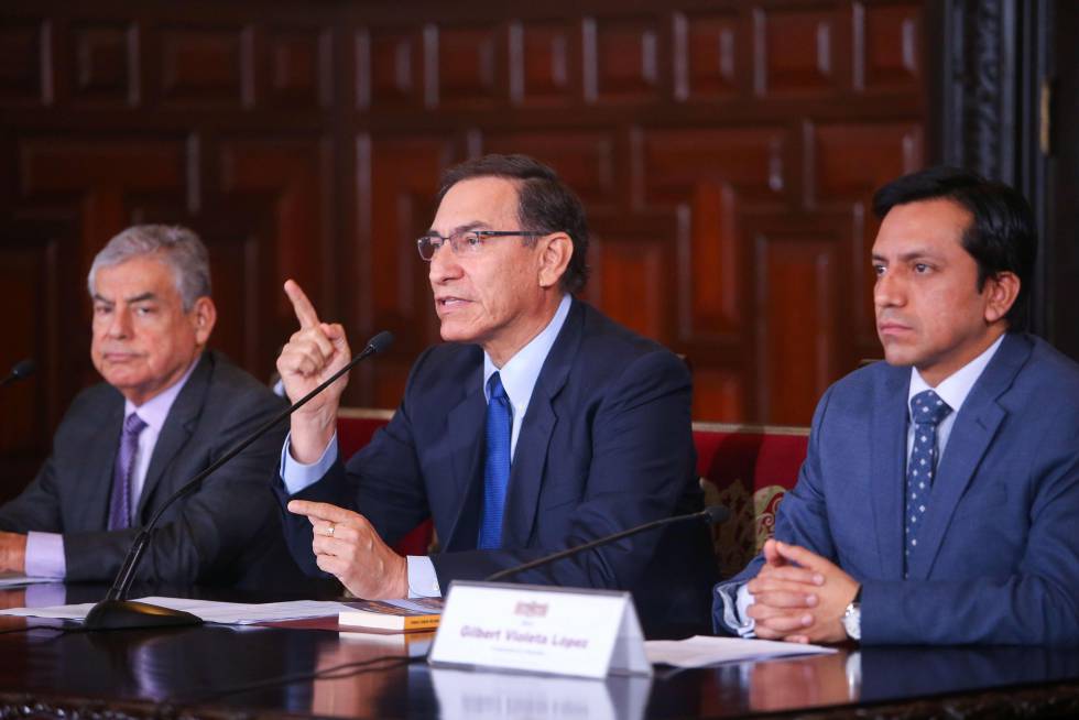 Desde la izquierda, el ministro CÃ©sar Villanueva, el presidente MartÃ­n Vizcarra y el congresista Gilbert Violeta.