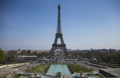 París. La Torre Eiffel en una orilla del río Sena. Foto: Archivo EFE