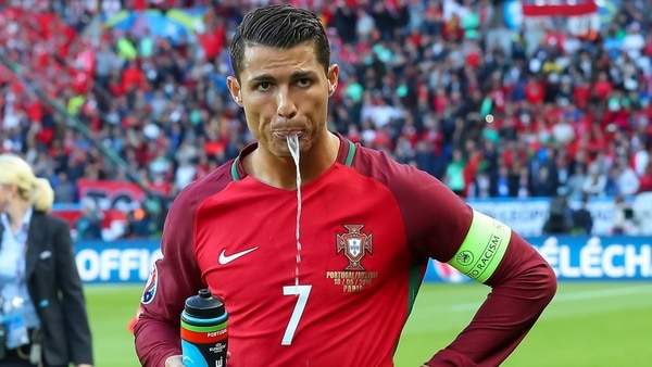 Cristiano Ronaldo practica el “enjuague carbohidratado” en el partido de Portugal contra Austria en junio de 2016 en París. Foto: Peter Schatz / Alamy Live News
