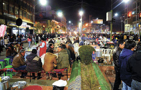 Verbena paceña en la avenida Mariscal Santa Cruz a pocos metros de la Iglesia de San Francisco