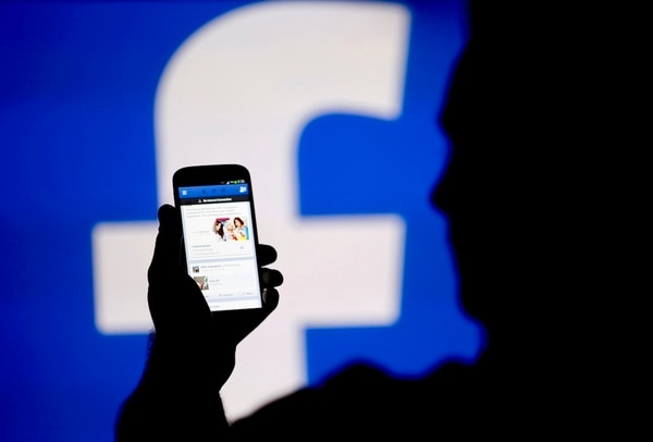 Como empresa que cotiza en bolsa, Facebook tenía la responsabilidad de informar a sus inversores sobre el abuso de datos de 87 millones de usuarios. (Dado Ruvic/Reuters)