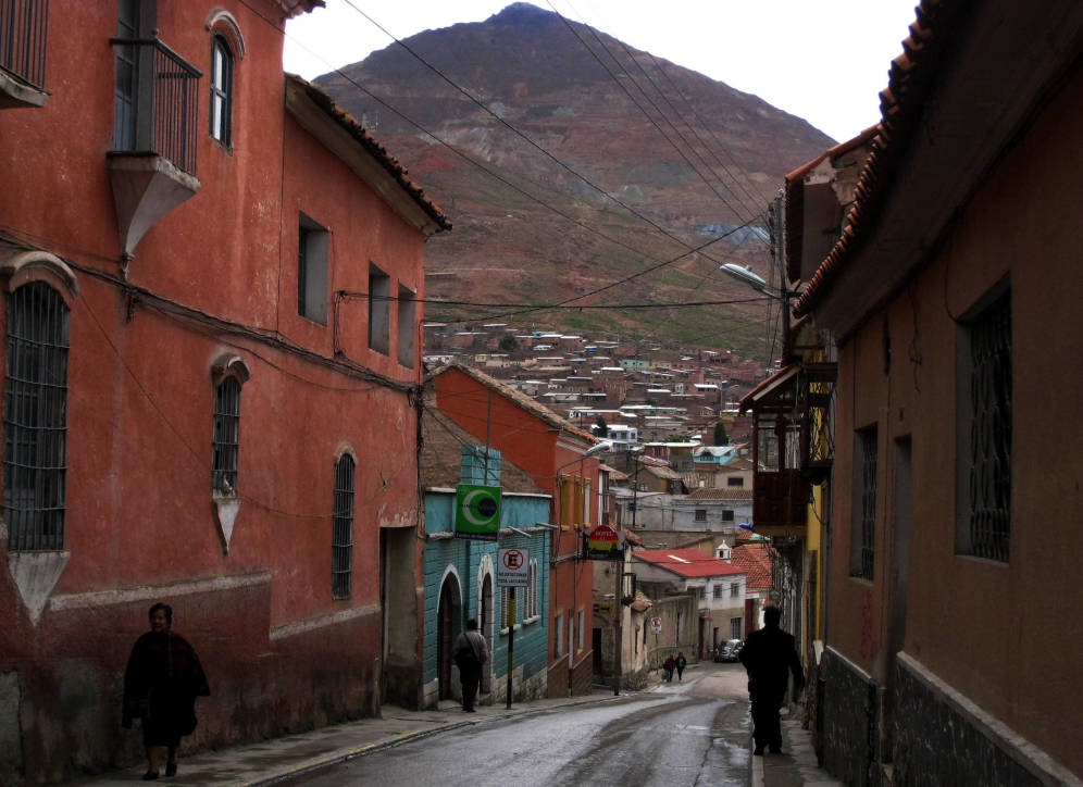 Foto: Vista del Cerro Rico desde una calle de Potosí, en 2008. (Reuters)
