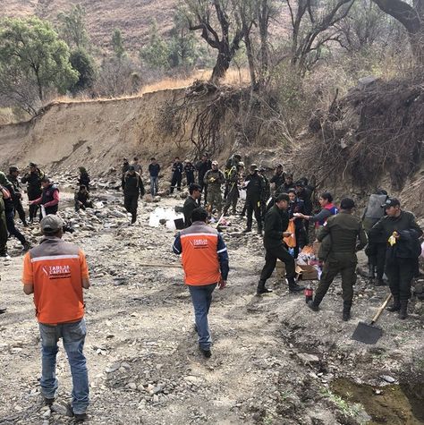 Efectivos de la Policía, militares y personeros de Alcaldía de Tarija en uno de los puntos donde fue apagado el incendio.