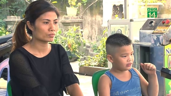 Vu Thi Huong, de 29 años, con el niño que crió