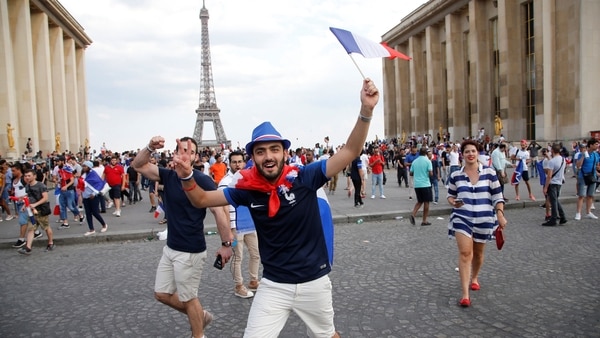 Los franceses coparon los alrededores de la torre Eiffel desde temprano (Reuters)