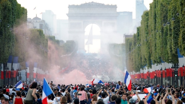 Las banderas y las bengalas aportaron el color (Reuters)