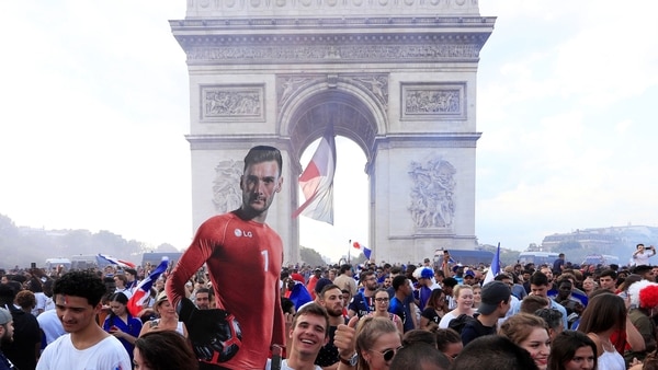 Hugo Lloris entre los héroes del equipo de Francia (Reuters)