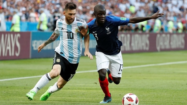N’Golo Kante y Lionel Messi en acción en el duelo ante Argentina por los octavos de final (Reuters)