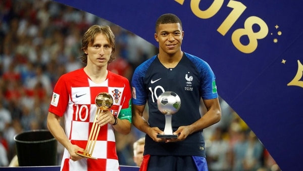 Luka Modric con el Balón de Oro y Kylian Mbappé con el premio al mejor jugador joven (Reuters)