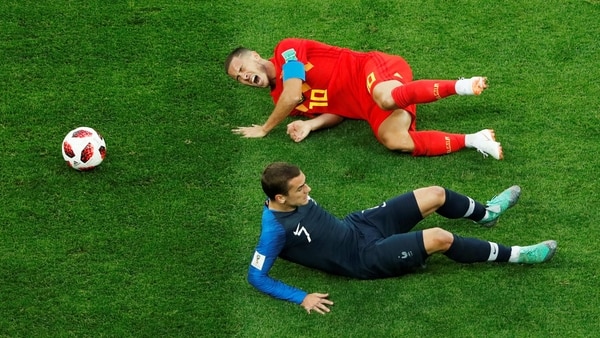 Eden Hazard y Antoine Griezmann durante el encuentro de semifinales que le otorgó el pase al partido definitivo a la selección francesa (Reuters)