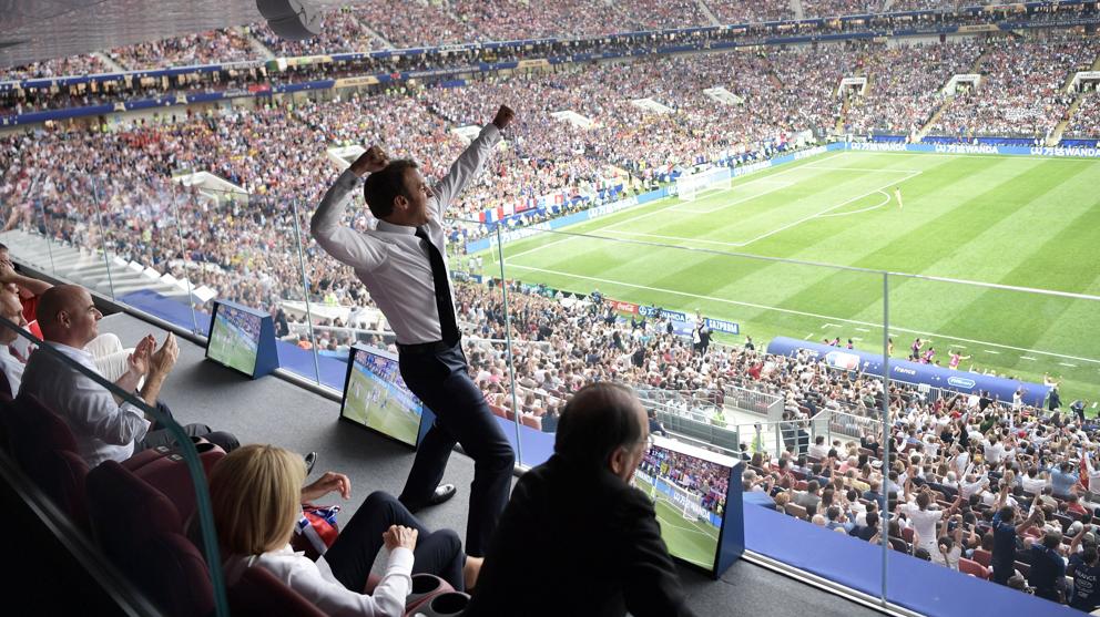 La icónica foto de Macron celebrando el triunfo de Francia que dará la vuelta al mundo