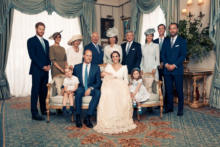 Foto de familia. La imagen oficial del bautismo del príncipe Louis (AP)