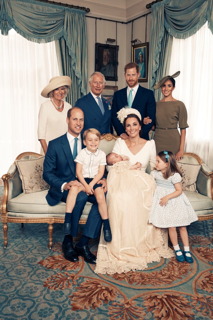 Sólo los royals. Kate y William, sus hijos, Carlos y Camilla, Harry y Meghan Markle (AP)