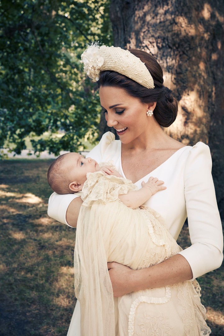 Louis en brazos de su madre, Kate Middleton (AP)