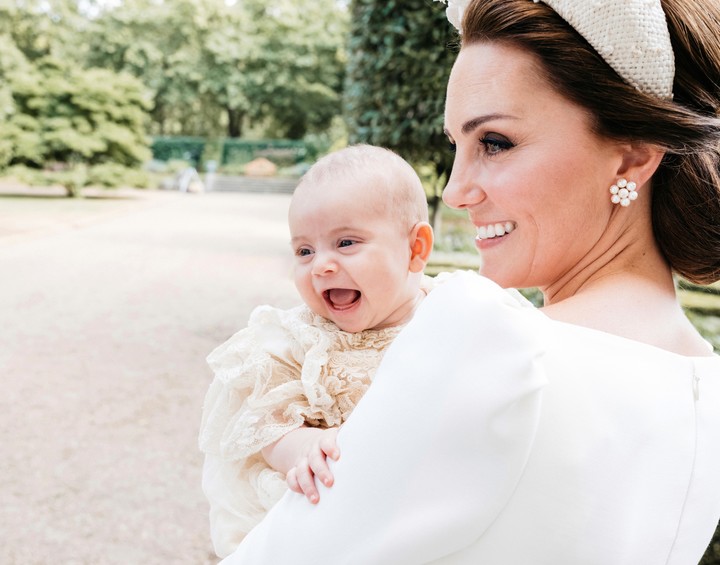 Sonriente. El bebé, en brazos de su madre, en el jardín de Clarence House (AP)