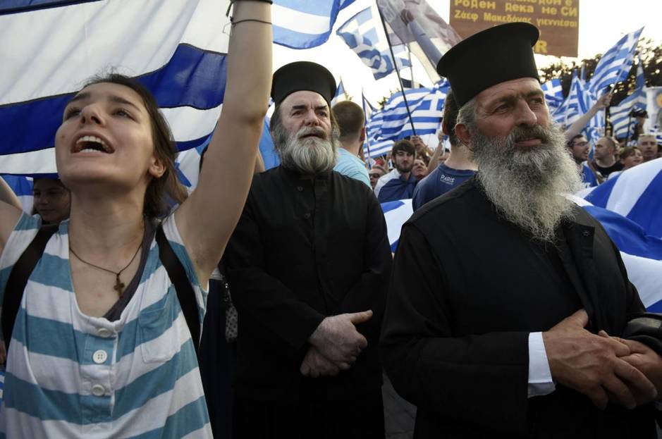 Sacerdotes ortodoxos durante una protesta en la ciudad griega de Pella contra el acuerdo sobre Macedonia, el 6 de junio de 2018. (Reuters)