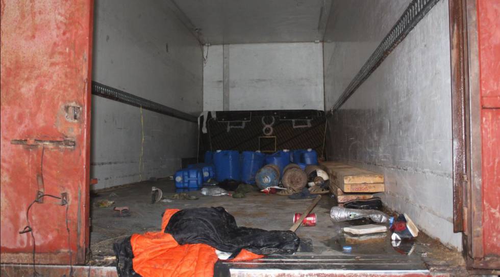 Interior del camiÃ³n en el que fueron hallados los migrantes muertos.