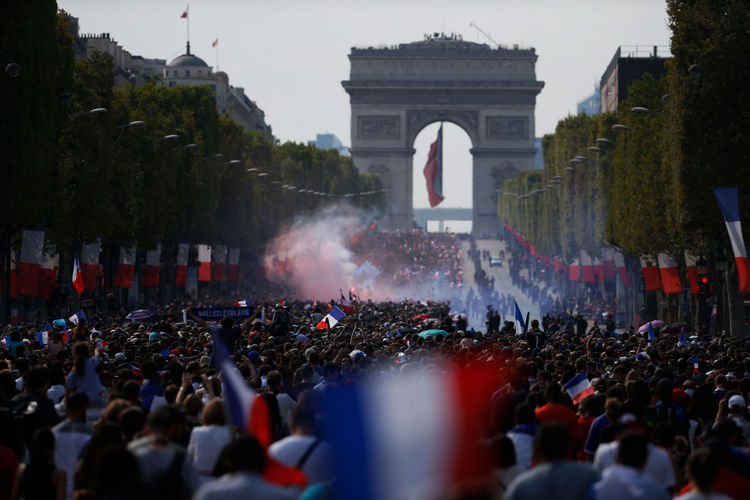 Fanáticos de Francia saludan a los jugadores de su equipo nacional de fútbol en París tras haber ganado la Copa Mundial Rusia 2018. Foto: AFP 