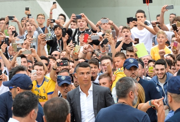 Decenas de fans se acercaron para ver a Cristiano Ronaldo (Reuters)
