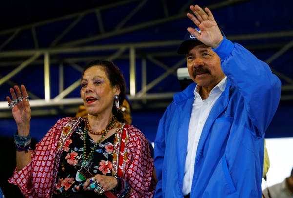 El dictador nicaragüense Daniel Ortega y su esposa, la vicepresidente Rosario Murillo, durante un acto en Managua (REUTERS/Oswaldo Rivas)