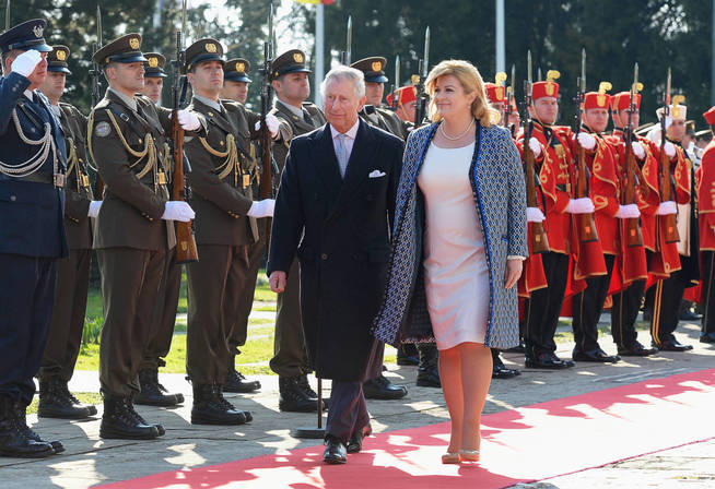 La presidenta croata, con el príncipe Carlos de Inglaterra. (Getty)