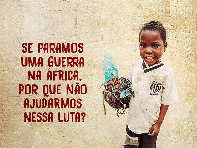 Foto de niño de Mozambique con la camiseta de Santos