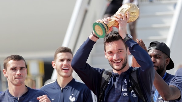 Hugo Lloris levanta la réplica en el aeropuerto de París (AFP)