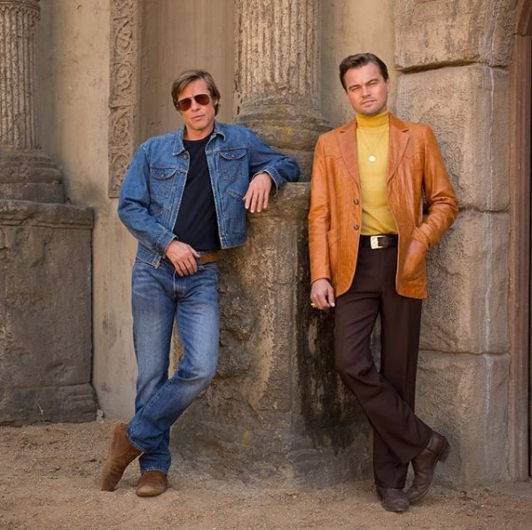 Brad Pitt y Leonardo DiCaprio caracterizados como sus personajes Rick Dalton y Cliff Booth de Once Upon a Time in Hollywood