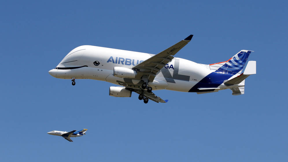 Foto: El Airbus Beluga XL planea junto a otro aviÃ³n de tamaÃ±o normal | Reuters