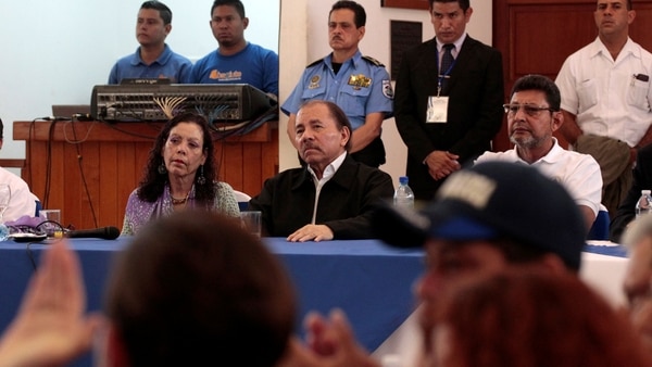 El presidente de Nicaragua, Daniel Ortega, y su esposa, la vicepresidente Rosario Murillo, en la mesa del Diálogo Nacional en mayo (Reuters)