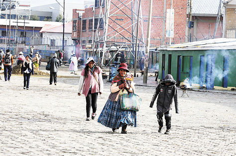 Frío. Personas abrigadas en la ciudad de El Alto. Foto: Luis Gandarillas